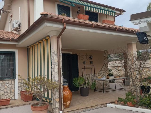Villetta bifamiliare in vendita di 140 m² in Via Peschiera, 1