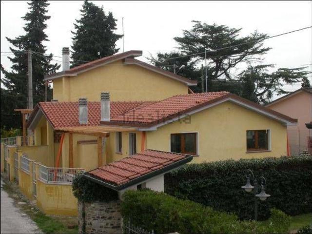 Villetta bifamiliare in vendita di 140 m² in Via Ritomboli, 33