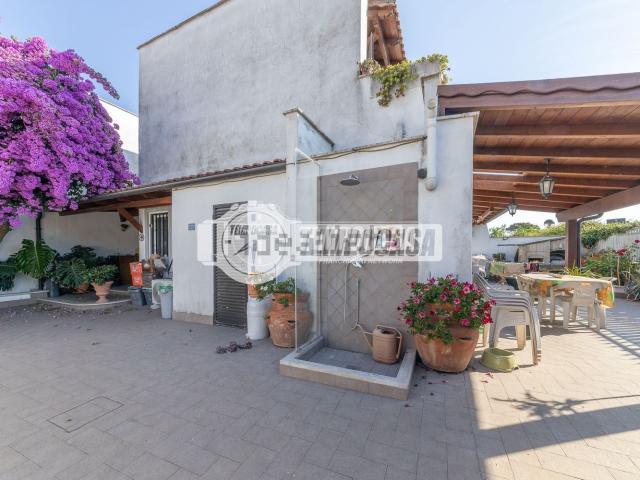 Villetta bifamiliare in vendita di 142 m² in Via Acerra
