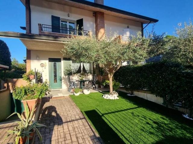 Villetta bifamiliare in vendita di 142 m² in Via Eugenio Curiel, 13