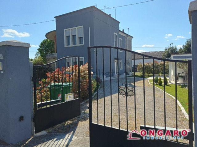 Villetta bifamiliare in vendita di 142 m² in Via Martiri della Libertà