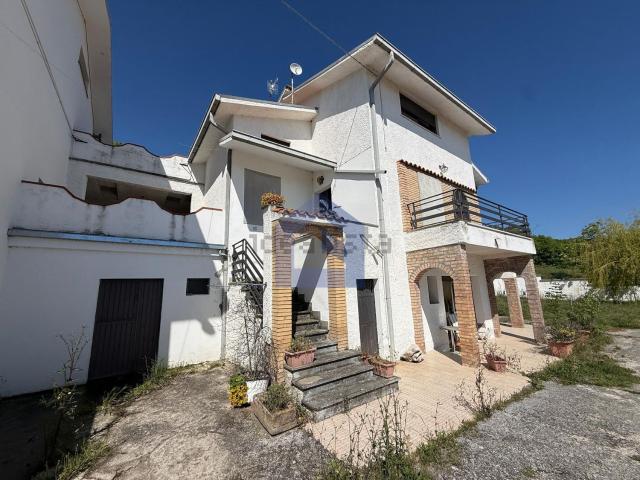 Villetta bifamiliare in vendita di 147 m² in Via Benedetto Croce