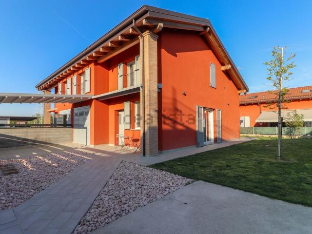 Villetta bifamiliare in vendita di 147 m² in Via del Papa, 711