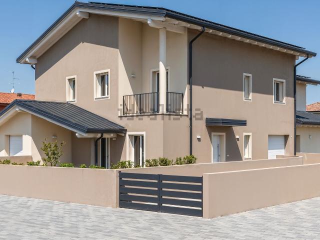 Villetta bifamiliare in vendita di 147 m² in Via Giovanni Falcone