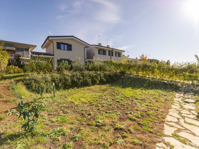 Villetta bifamiliare in vendita di 147 m² in Viale Africa, 11