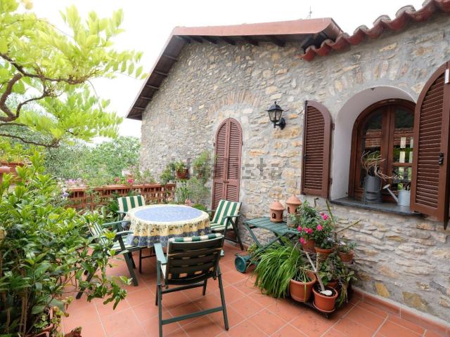 Villetta bifamiliare in vendita di 145 m² in Località Piazza, 44