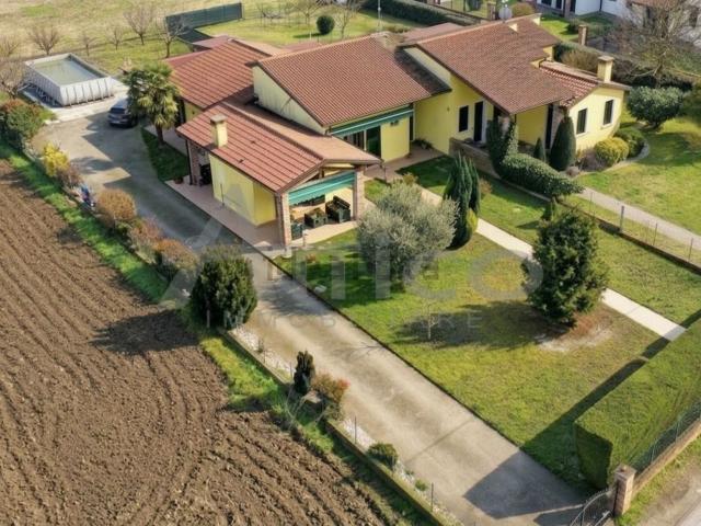 Villetta bifamiliare in vendita di 145 m² in Via Volturno