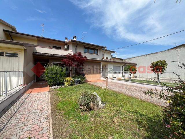 Villetta bifamiliare in vendita di 145 m² in Via Castello