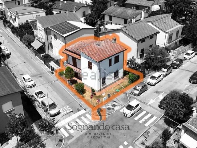 Villetta bifamiliare in vendita di 145 m² in Via degli Spreti, 109