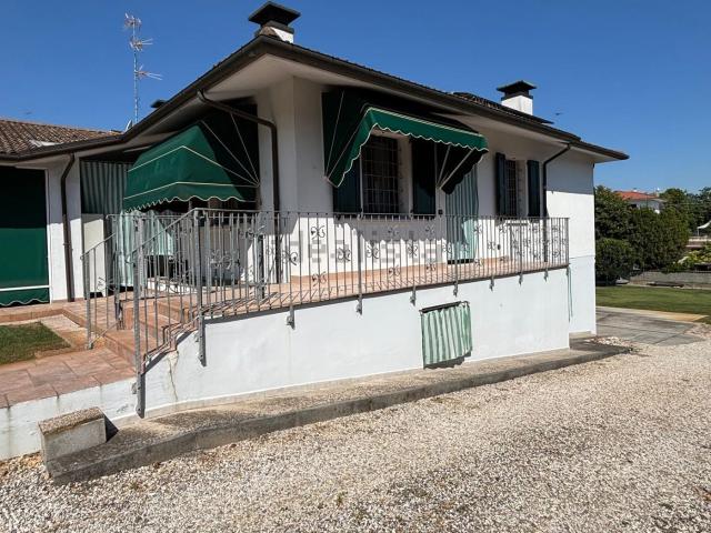 Villetta bifamiliare in vendita di 145 m² in Via G.Rossini, 25