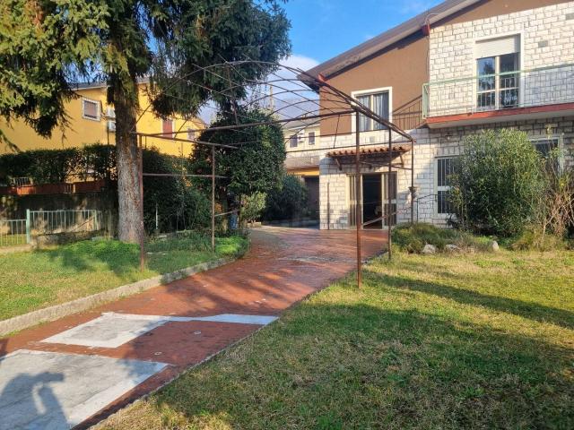 Villetta bifamiliare in vendita di 145 m² in Via Giulio Bevilacqua