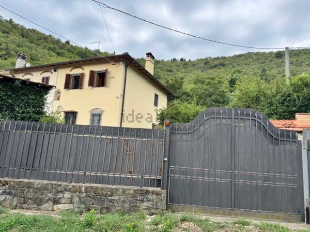Villetta bifamiliare in vendita di 145 m² in Via Montetrini, 3