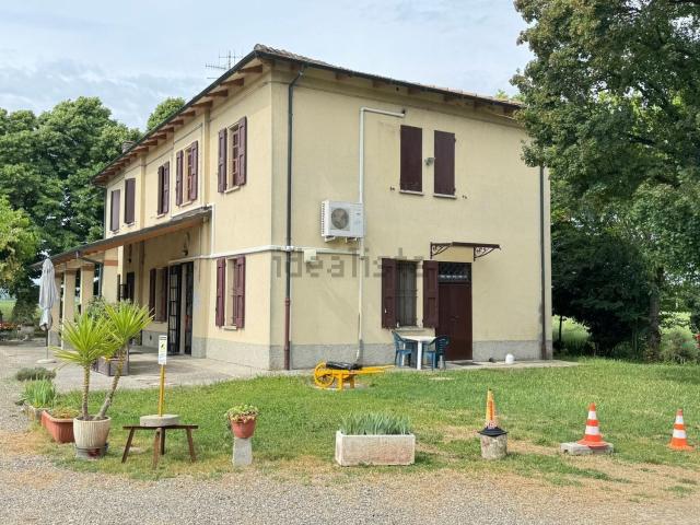 Villetta bifamiliare in vendita di 145 m² in Via Persicetana, 28