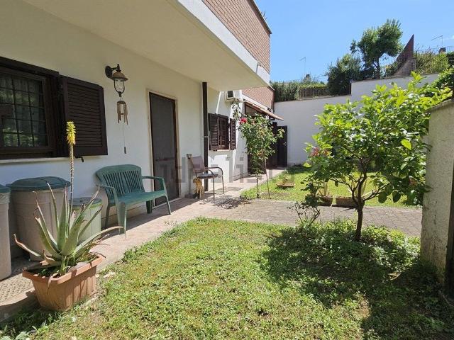 Villetta bifamiliare in vendita di 145 m² in Via Poggio Fiorito