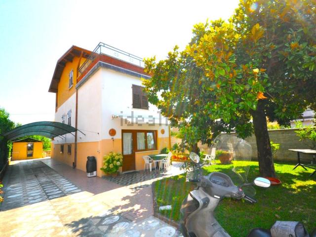 Villetta bifamiliare in vendita di 145 m² in Via Ratti