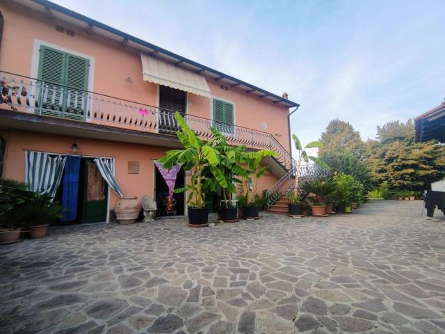 Villetta bifamiliare in vendita di 145 m² in Via Romana Lucchese