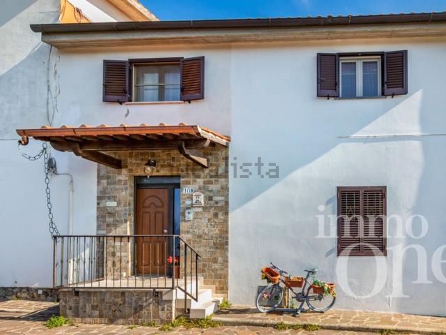 Villetta bifamiliare in vendita di 146 m² in Via di Quercianella, 147
