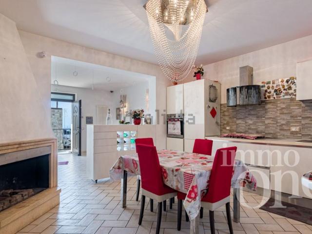 Villetta bifamiliare in vendita di 146 m² in Via di Quercianella, 147