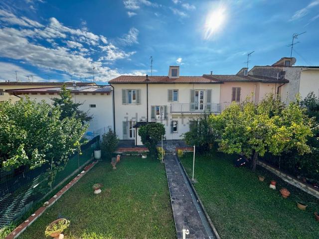 Villetta bifamiliare in vendita di 146 m² in Via Flavio Gioia