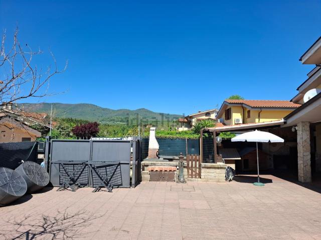 Villetta bifamiliare in vendita di 148 m² in Via Colle Cagioli