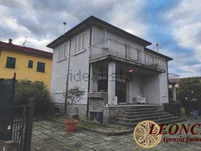 Villetta bifamiliare in vendita di 148 m² in Via F. Petrarca, 10
