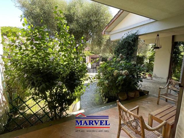 Villetta bifamiliare in vendita di 149 m² in Via dei Tarquiniensi, 29