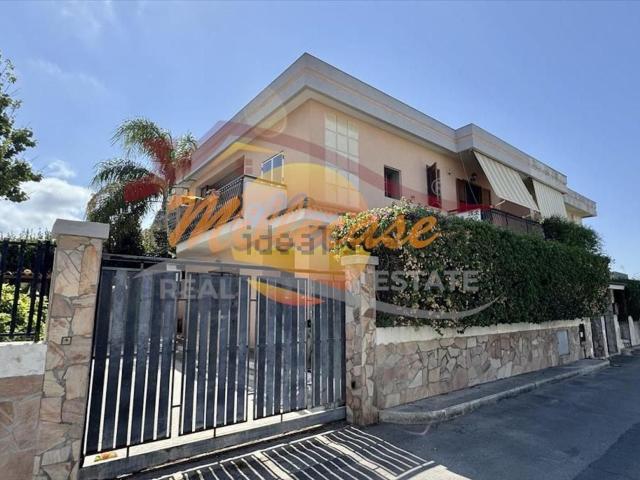 Villetta bifamiliare in vendita di 153 m² in Via Luigi Maria Monti