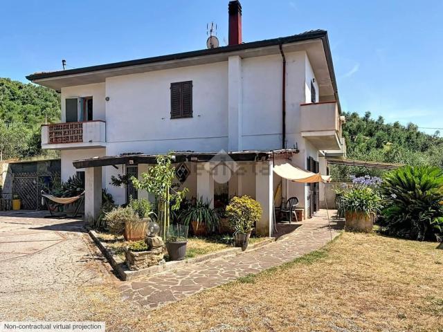 Villetta bifamiliare in vendita di 153 m² in Via Pietra a Padule, 5864