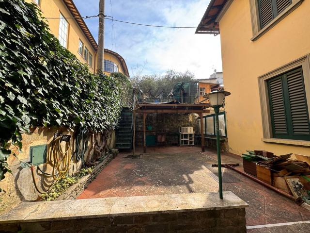 Villetta bifamiliare in vendita di 150 m² in Piazza Buondelmonti
