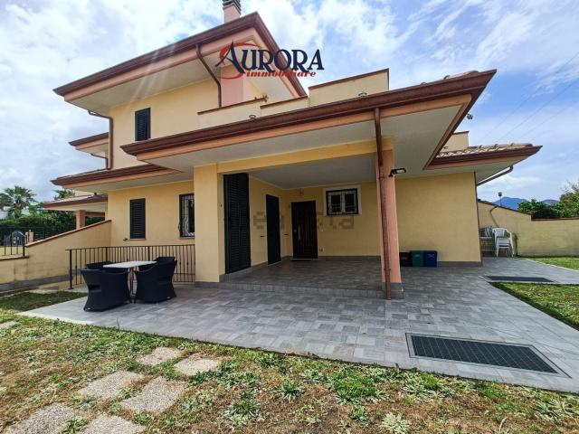 Villetta bifamiliare in vendita di 150 m² in Via Vittorio de Sica