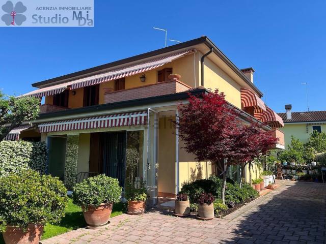 Villetta bifamiliare in vendita di 150 m² in Via Concordia