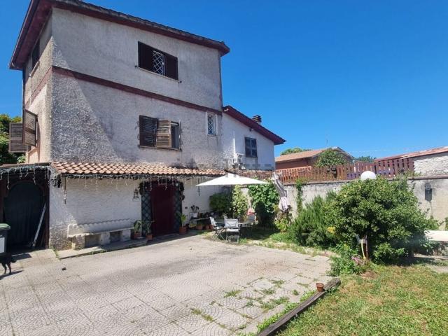 Villetta bifamiliare in vendita di 150 m² in Via Colle Palombara