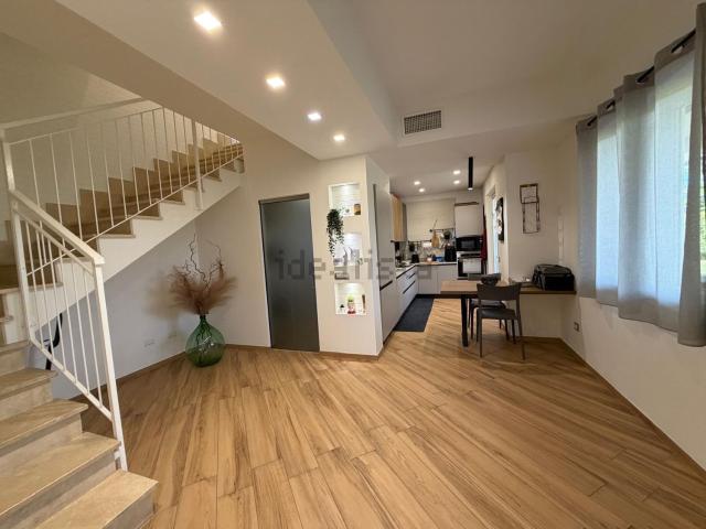 Villetta bifamiliare in vendita di 150 m² in Via degli Abeti, 6