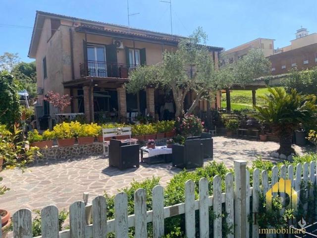 Villetta bifamiliare in vendita di 150 m² in Via del Casaletto
