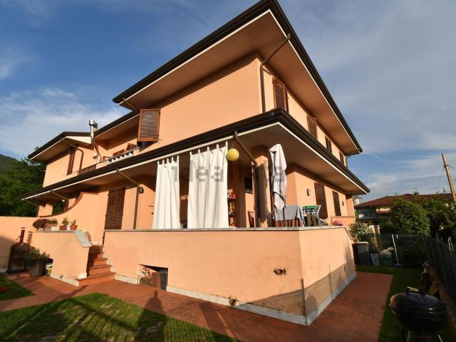 Villetta bifamiliare in vendita di 150 m² in Via dell&apos  Accademia