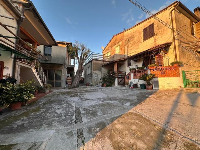 Villetta bifamiliare in vendita di 150 m² in Via della Fonte