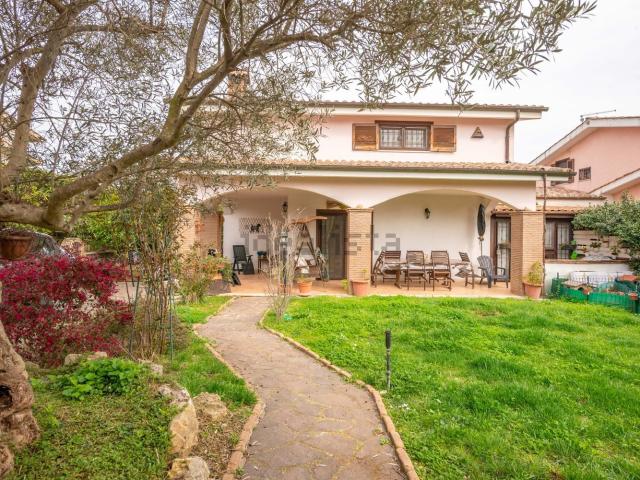 Villetta bifamiliare in vendita di 135 m² in Via delle Betulle