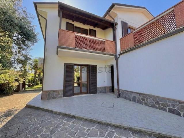 Villetta bifamiliare in vendita di 150 m² in Via di Ripoli, 11
