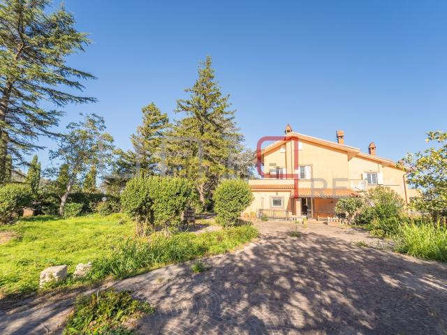 Villetta bifamiliare in vendita di 150 m² in Via Frascati Colonna, 58