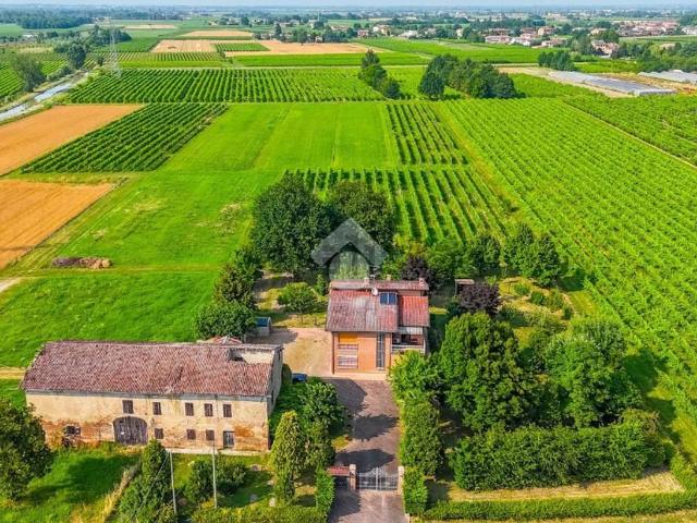 Villetta bifamiliare in vendita di 150 m² in Via Guastalla, 62
