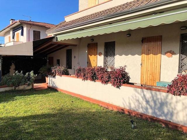 Villetta bifamiliare in vendita di 150 m² in Via I Maggio, 54038