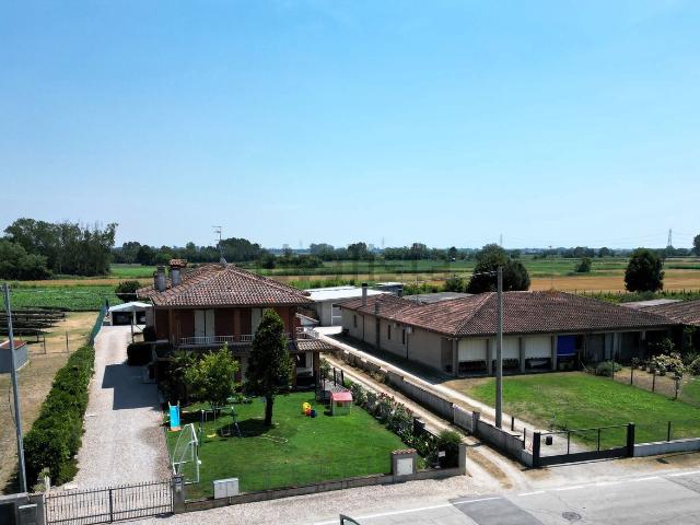 Villetta bifamiliare in vendita di 150 m² in Via IV Novembre, 91