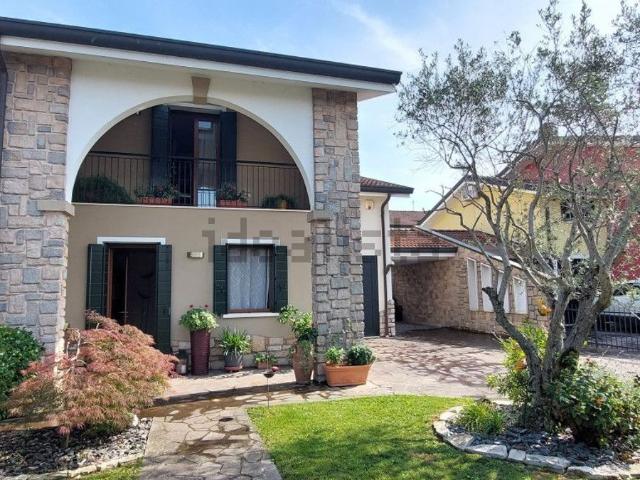 Villetta bifamiliare in vendita di 150 m² in Via Luigi Pirandello, 15