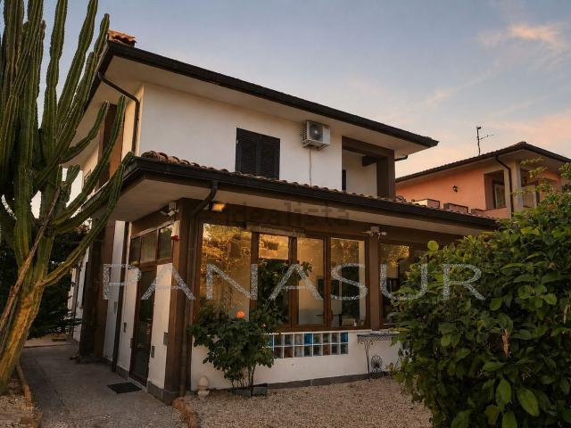 Villetta bifamiliare in vendita di 150 m² in Via Orazio, 12