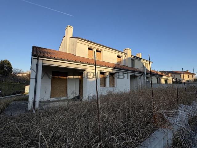 Villetta bifamiliare in vendita di 150 m² in Via Pisoe