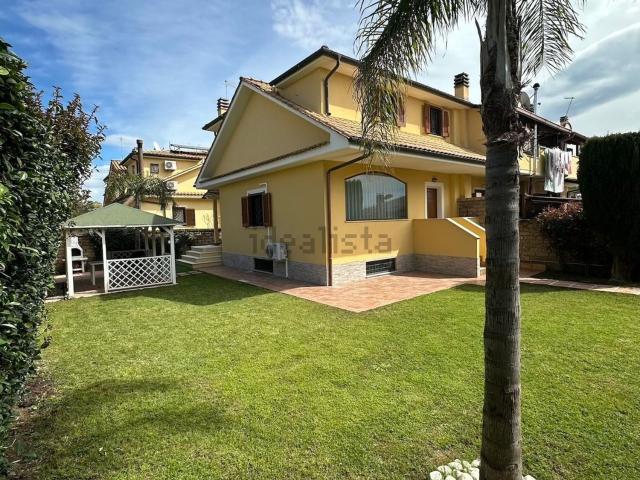 Villetta bifamiliare in vendita di 150 m² in Via Praga