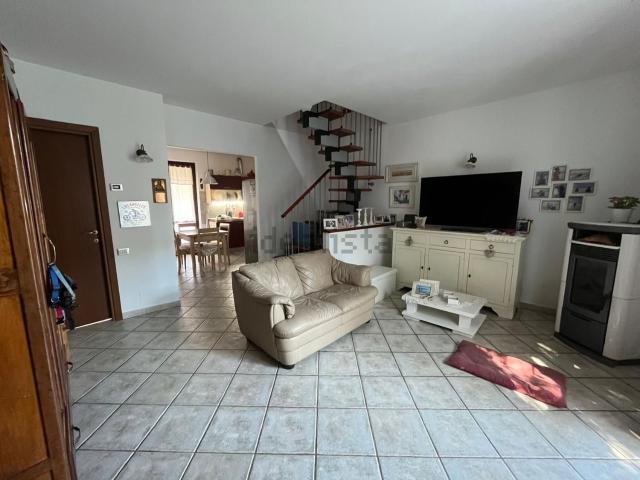 Villetta bifamiliare in vendita di 150 m² in Via Rosselli, 17