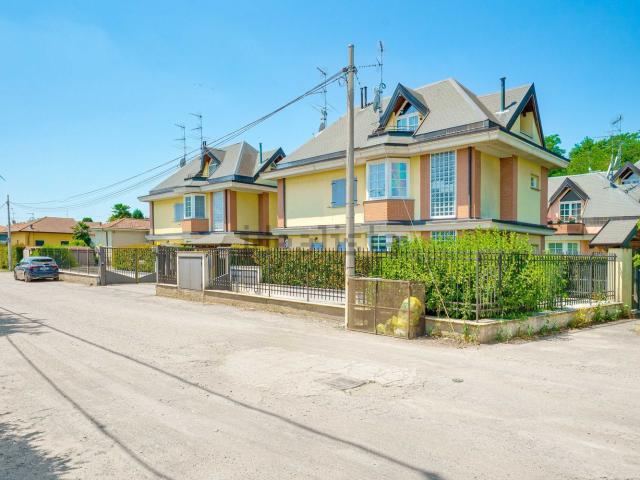 Villetta bifamiliare in vendita di 150 m² in Via San Antonino Ticino, 13