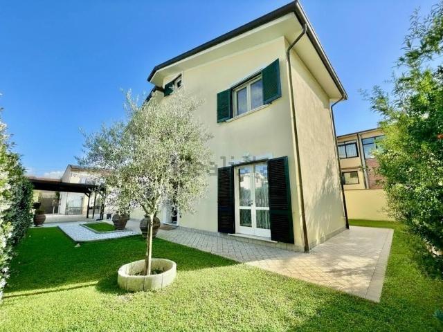 Villetta bifamiliare in vendita di 150 m² in Viale Giacomo Puccini, 55