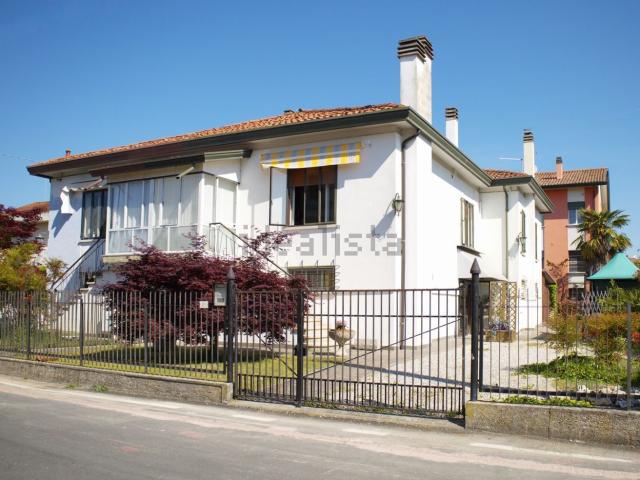 Villetta bifamiliare in vendita di 152 m² in Via 2 Giugno, 29